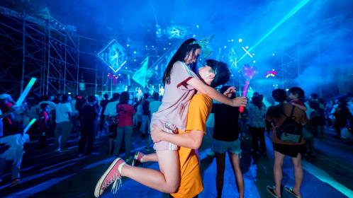 廈門方特七夕夜浪漫來襲,絕美極光驚艷鷺島