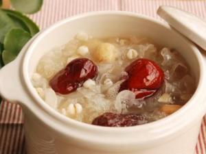 吃銀耳有什么好處?銀耳的營(yíng)養(yǎng)價(jià)值和食療功效