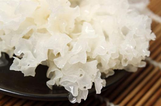 吃銀耳有什么好處?銀耳的營養(yǎng)價值和食療功效