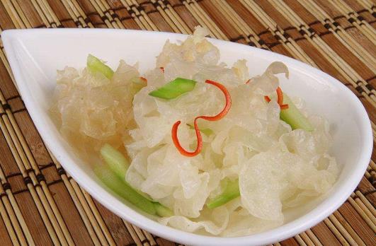 吃銀耳有什么好處?銀耳的營養(yǎng)價值和食療功效