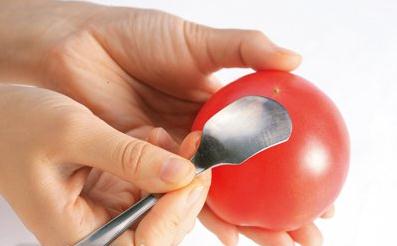 西紅柿怎么去皮?西紅柿去皮方法,怎樣給西紅柿去皮妙招:先刮后剝輕松去掉西紅柿皮