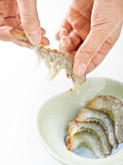 對蝦怎么去皮?大蝦去皮方法,怎樣給蝦去皮妙招:剝蝦先去第二節皮