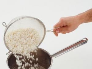 做大米飯?jiān)鯓犹悦撞耪_?淘米煮飯最常見(jiàn)的誤區(qū)