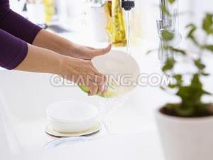 怎樣洗盤子省水？洗餐具節水生活小竅門
