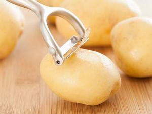 怎樣快速去除土豆皮？新鮮土豆去皮方法