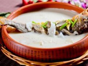 如何燉出奶白色的魚湯?怎樣燉魚湯味道更鮮