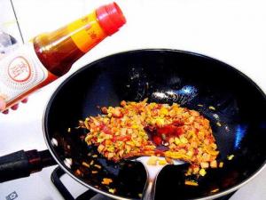 炒菜什么時候放醬油最好?炒菜放醬油的最佳時間