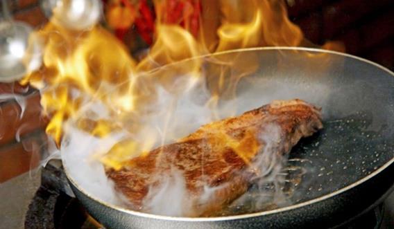 炒菜過火,炒菜炒出火苗,油冒煙了才炒菜增加致癌物不健康