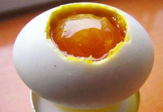 怎樣腌咸鴨蛋蛋黃出油多?咸鴨蛋的腌制方法