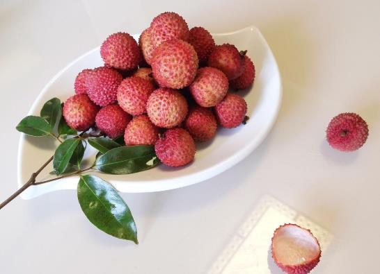 荔枝帶皮凍還是剝皮凍?荔枝冷凍前需要泡一下鹽水嗎?