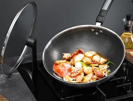 不粘鍋為什么中間是凸起來的?油在不粘鍋里為什么會有泡沫?