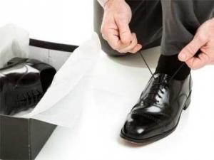 新皮鞋磨腳怎么辦？新皮鞋磨腳后跟簡(jiǎn)單解決辦法