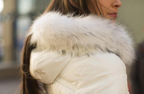 白色羽絨服怎么洗才能保持它的白凈和保暖