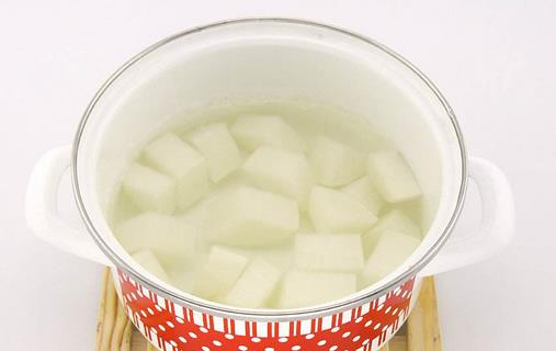 白色的襪子如何清洗 白色襪子被染色怎么辦