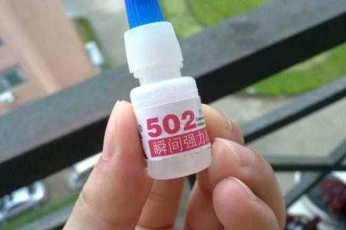 如何去除502膠水?巧洗衣服、鞋子上的502膠水漬