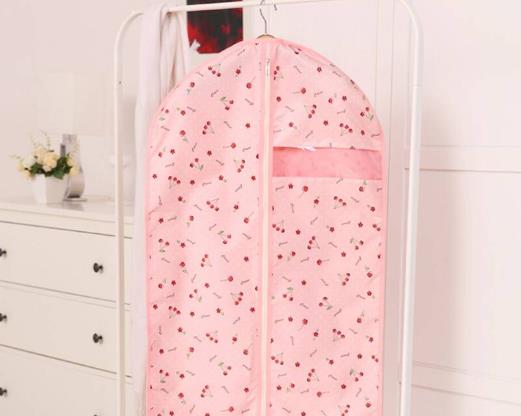 衣服防塵罩是塑料的好還是布的好?衣服放在防塵袋里面會(huì)不會(huì)霉?