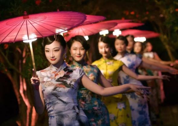 旗袍開叉在左邊還是右邊?旗袍容易皺怎么回事