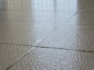 回南天衣物如何防潮？回南天墻上發霉怎么處理