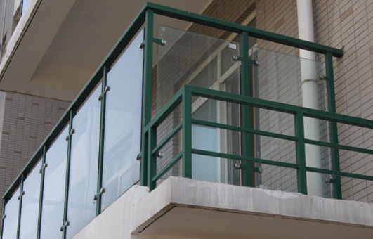 封陽臺時開發商裝的欄桿能不能拆?