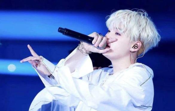 歌手演唱會耳朵戴的是耳機嗎 帶著耳返里面到底播放的是什么