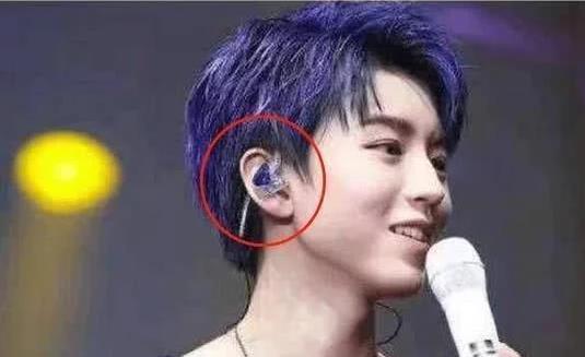 歌手演唱會耳朵戴的是耳機嗎 帶著耳返里面到底播放的是什么