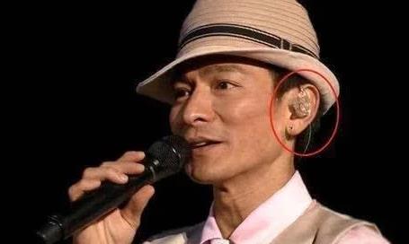 歌手演唱會耳朵戴的是耳機嗎 帶著耳返里面到底播放的是什么