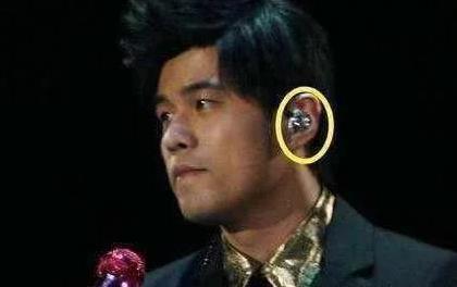 歌手演唱會耳朵戴的是耳機嗎 帶著耳返里面到底播放的是什么