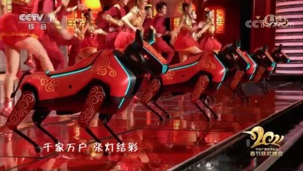 春晚后臺(tái)是怎么送盒飯的 春晚機(jī)器牛臺(tái)上酷炫表演臺(tái)下拉車送盒飯