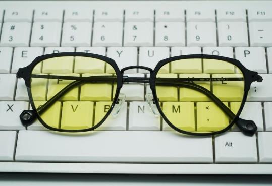 防藍(lán)光鏡片洗完不黃了是怎么回事?藍(lán)光鏡片真的對(duì)眼睛有好處嗎