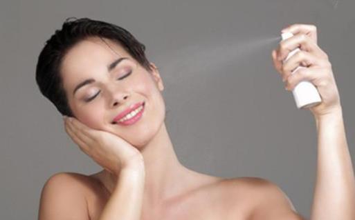 防曬噴霧噴到衣服上能洗掉嗎 防曬噴霧開封后一年還能用嗎