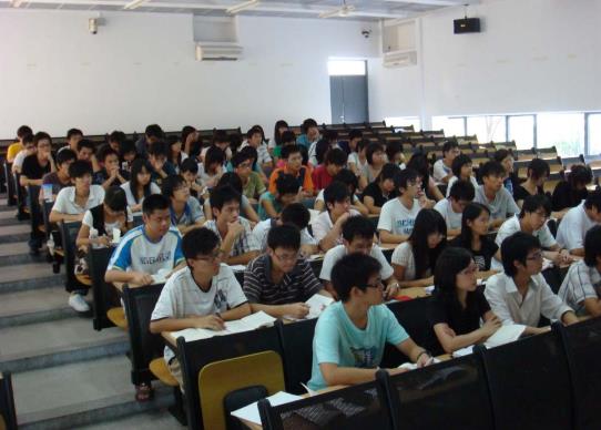 大學生談女朋友一個月要花多少錢?大學生活費一個月多少錢合適?