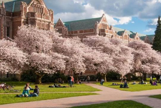 2021年大學(xué)晚報到1個月還可以去嗎?大學(xué)報到當(dāng)天就要住校嗎?