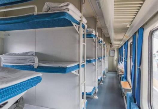 夏天乘坐空調火車臥鋪都要注意什么?買臥鋪怎么才能選到下鋪?