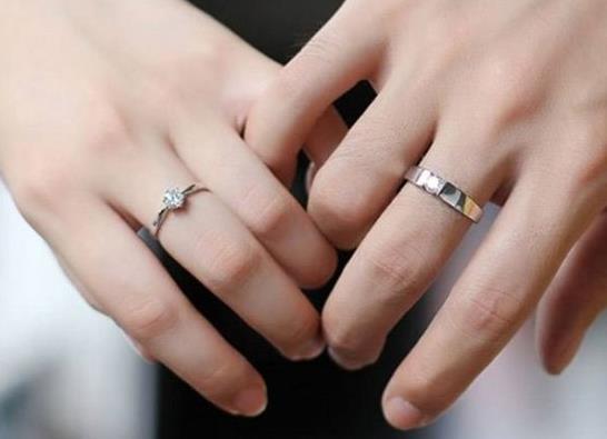 為什么戴戒指手指會變綠?戴戒指手指起泡還瘙癢是怎么回事