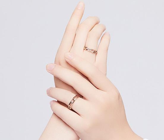 為什么戴戒指手指會變綠?戴戒指手指起泡還瘙癢是怎么回事