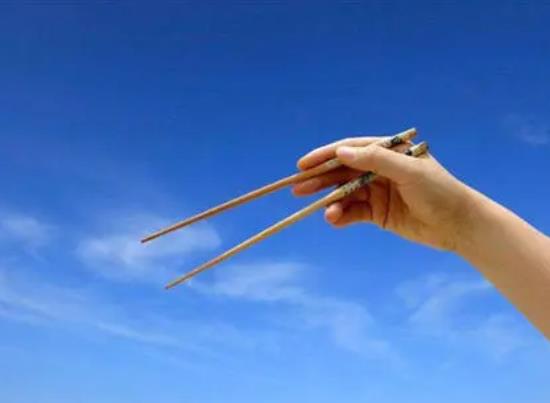 筷子上有霉斑用了會怎么樣?筷子有油漆味道能不能用