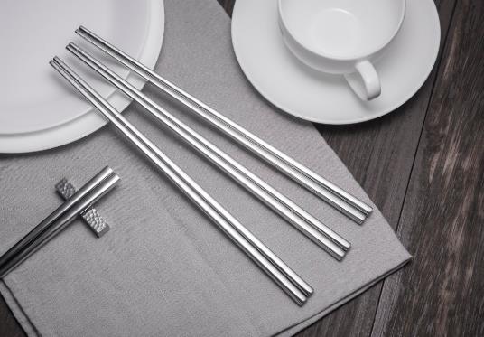 不銹鋼筷子變黃了還能用嗎?用不銹鋼筷子吃飯對人體有沒有害?