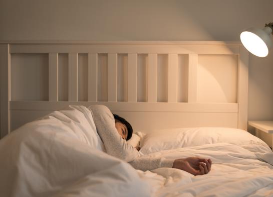 夏天開空調被子會潮嗎?夏天開空調蓋被子舒服還是蓋毯子舒服