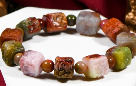 鹽源瑪瑙手串怎么識別真假 鹽源瑪瑙注膠與不注膠區別