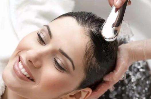 噴了發膠可以第二天再洗頭嗎 干洗頭發怎么洗