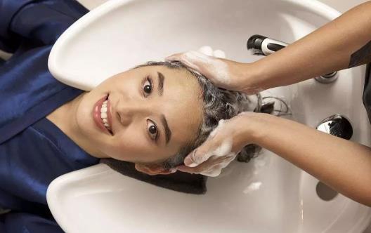 噴了發膠可以第二天再洗頭嗎 干洗頭發怎么洗