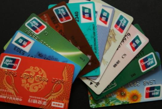 信用卡欠15萬(wàn)3年沒還只還本金行不行?欠信用卡15萬(wàn)3年沒還了可以坐飛機(jī)嗎