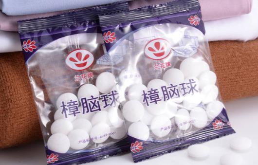 樟腦丸對蜈蚣有用嗎 樟腦丸聞多了怎樣補救