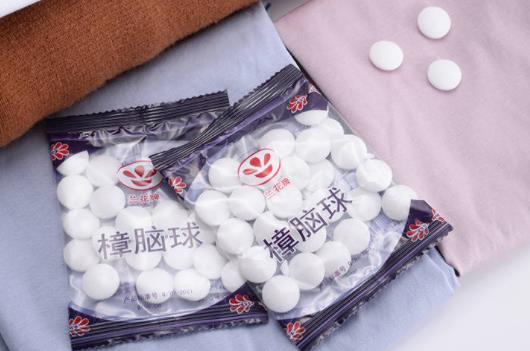 樟腦丸對蜈蚣有用嗎 樟腦丸聞多了怎樣補救