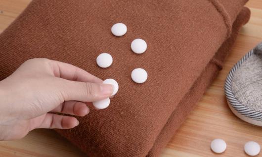 樟腦丸對蜈蚣有用嗎 樟腦丸聞多了怎樣補救