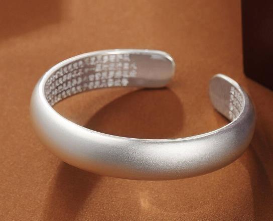 銀手鐲變黑怎么清洗?銀手鐲多少錢一克?