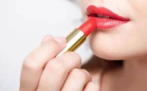 經常涂口紅唇色會變淺嗎 怎么涂口紅不干沒唇紋
