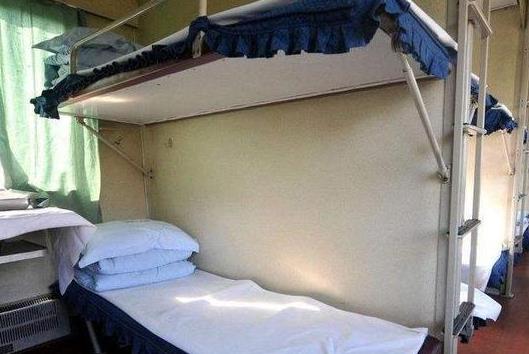 火車上鋪睡兩個人會塌嗎?火車硬臥晚上會不會關門