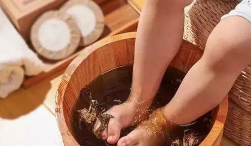 艾葉泡腳對痛風有好處嗎 艾葉可以治療蕁麻疹嗎