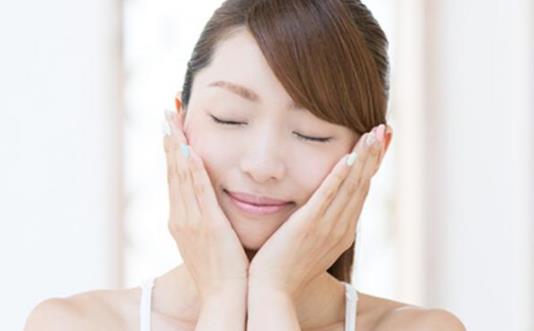 使用水楊酸皮膚泛紅怎么辦 果酸和水楊酸哪個治痘效果好